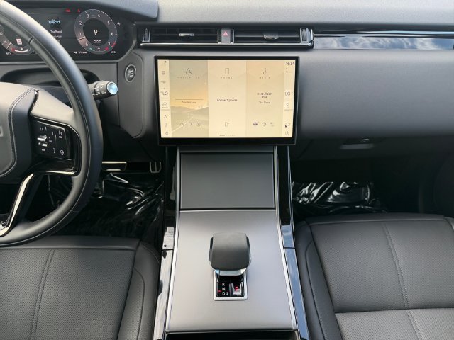 Used 2024  Land Rover Dynamic SE image 15