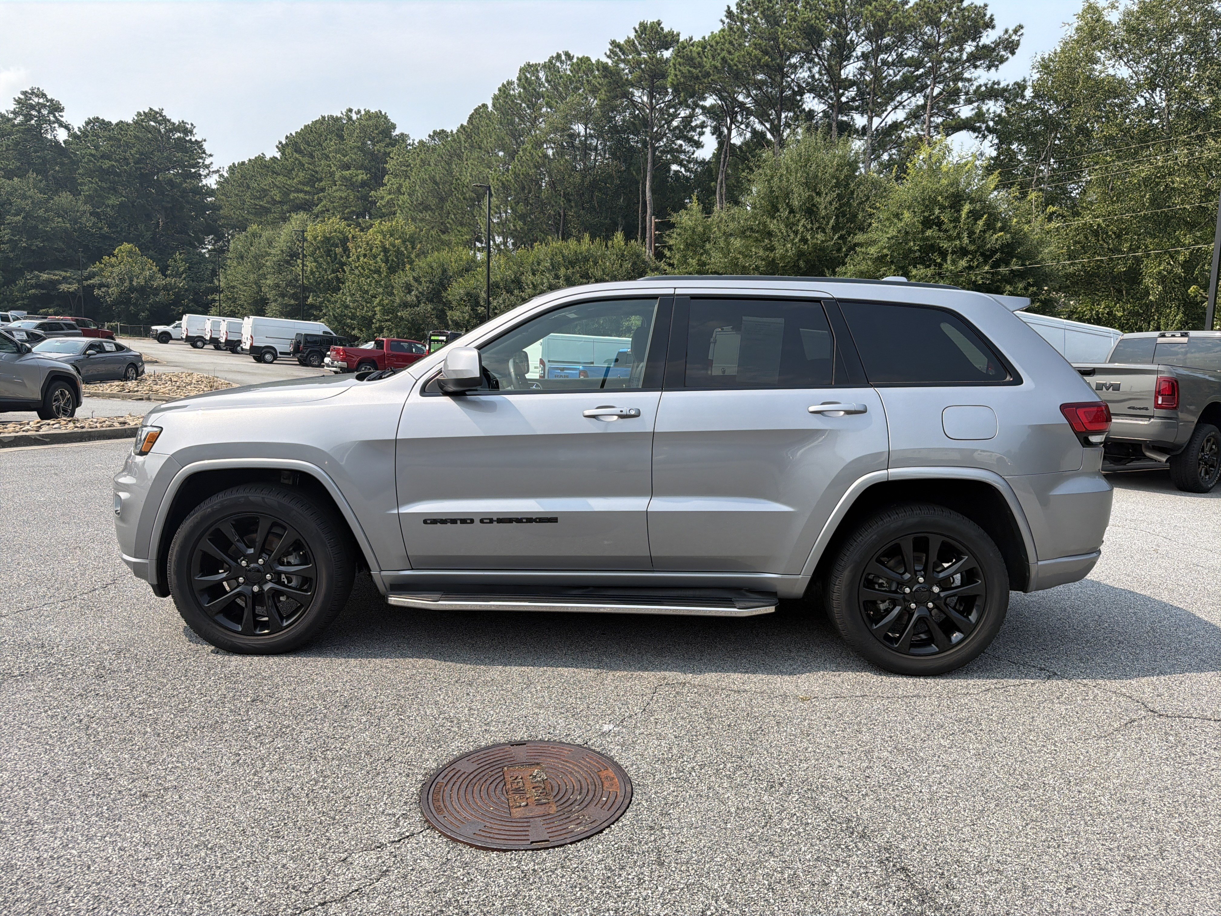 Used 2020 Billet Silver Metallic Clearcoat Jeep Altitude image 4