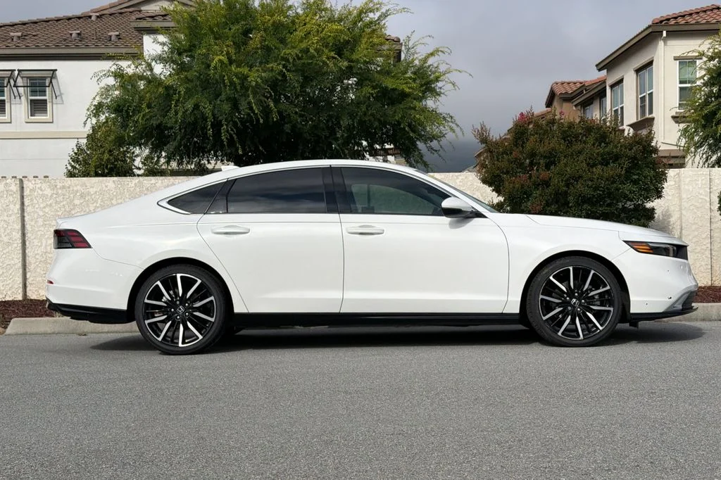 Used 2023 Platinum White Pearl Honda Touring image 3