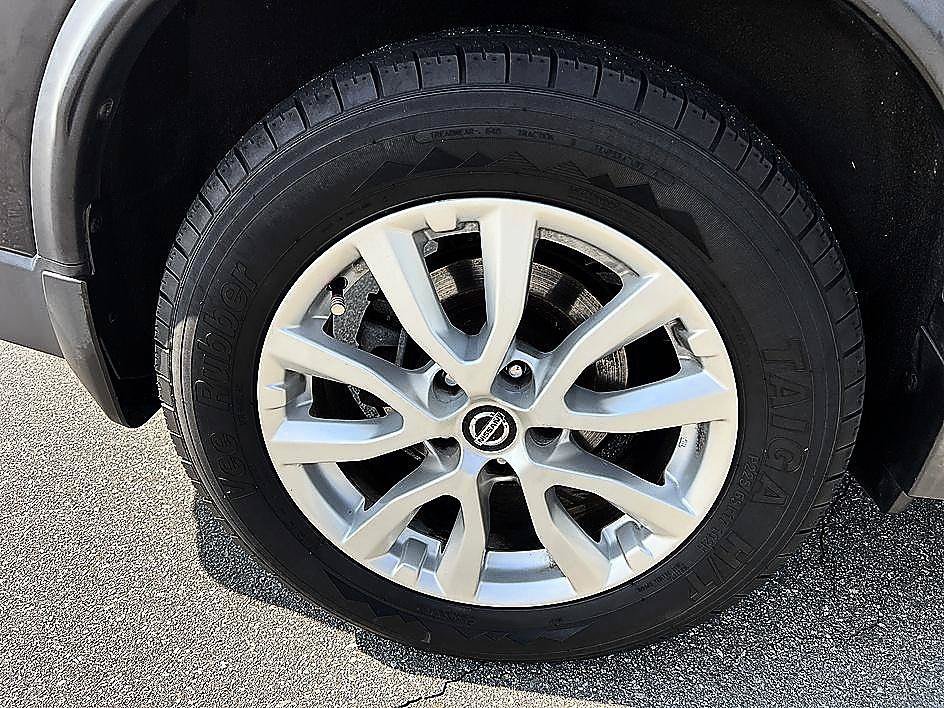 Used 2019 Magnetic Black Pearl Nissan S image 11