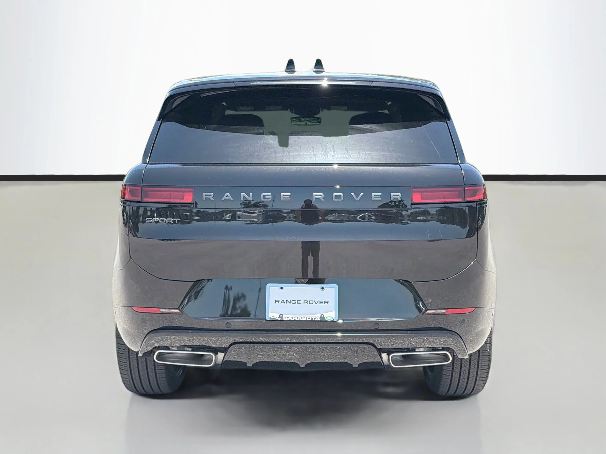New 2026 Santorini Black Land Rover Dynamic SE image 4