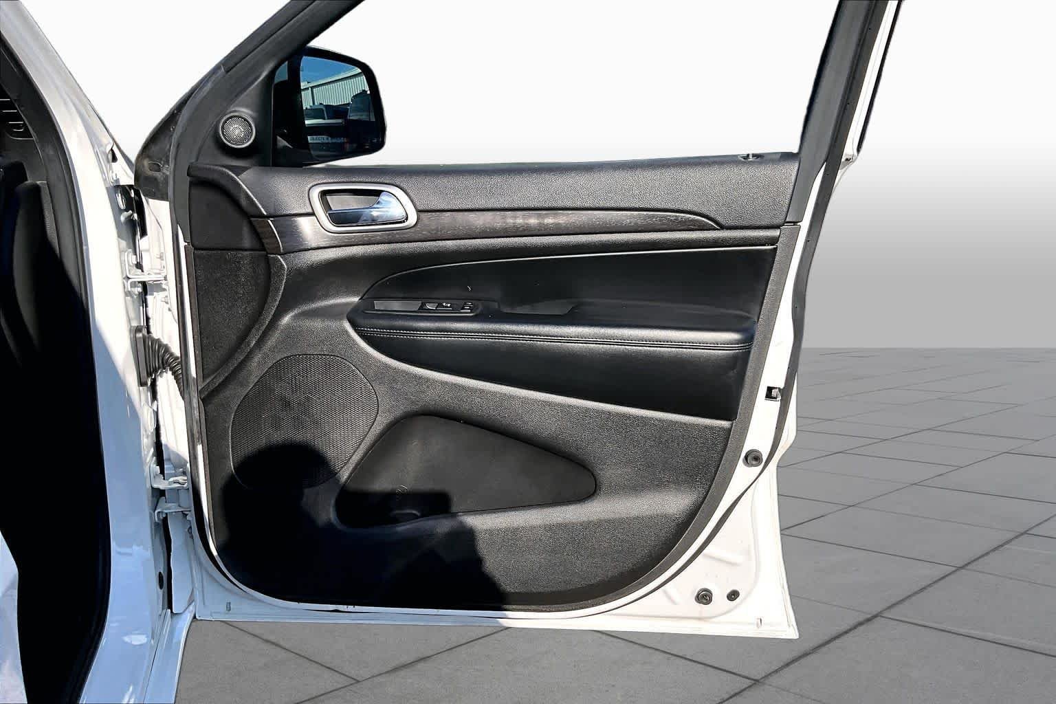 Used 2018 Bright White Clearcoat Jeep Altitude image 25