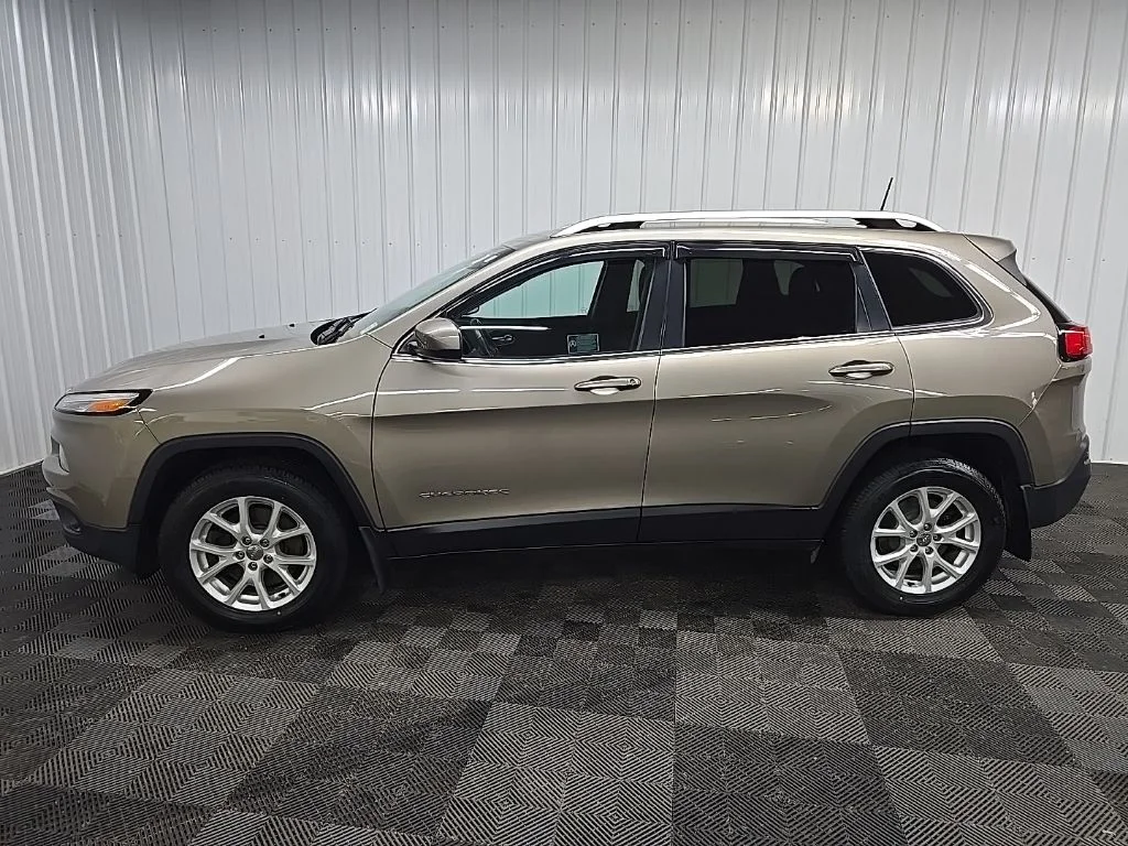Used 2016 Beige Jeep Latitude image 5
