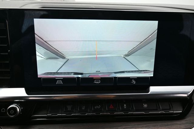 Used 2025 White GMC SLT image 23