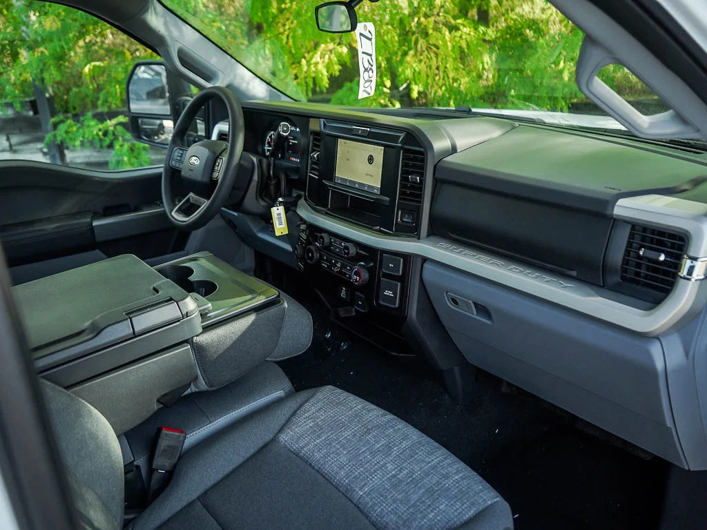 New 2027 Oxford White Ford F-350® XLT image 10