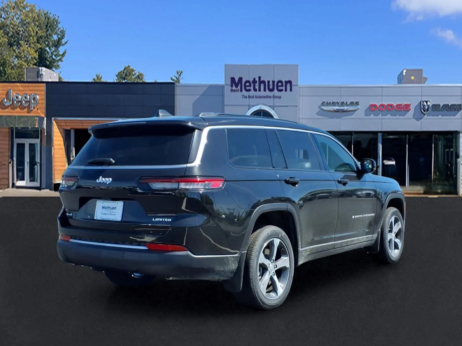 New 2026 Diamond Black Crystal Pearlcoat Jeep Limited image 7