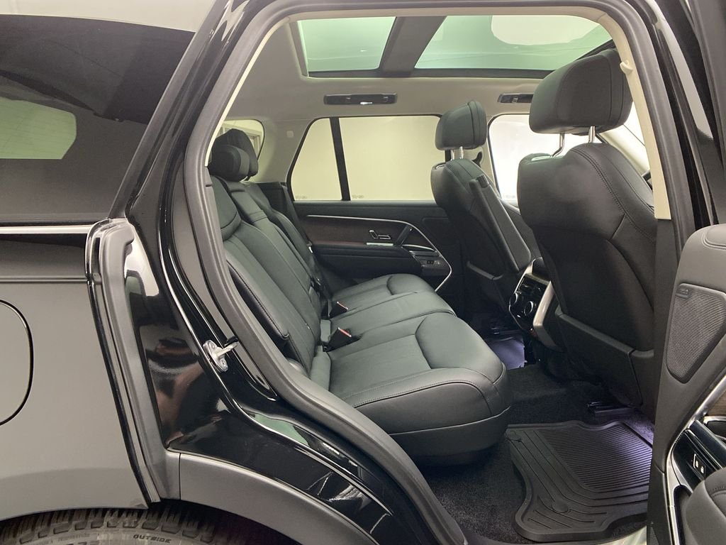 Used 2023  Land Rover SE image 12