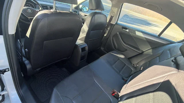Used 2017  Volkswagen 1.4T SE image 28