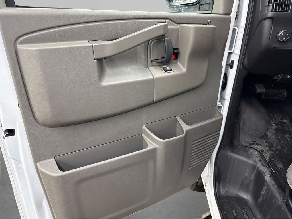 Used 2025 White GMC LT image 22