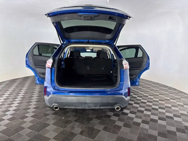Used 2020 Blue Ford SE image 21