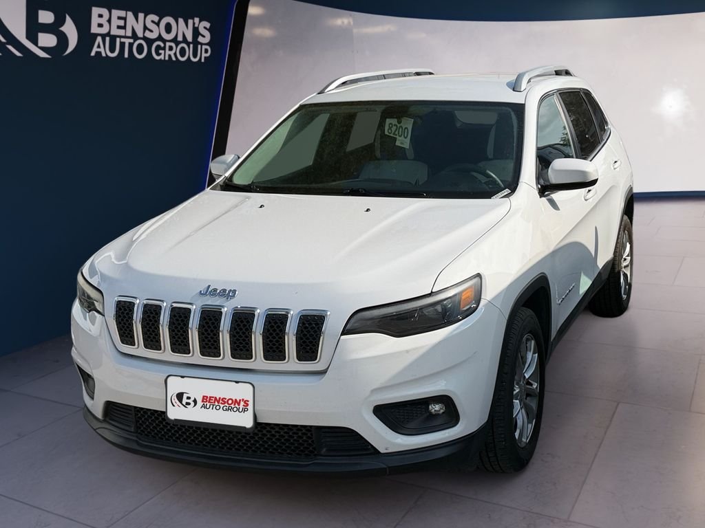 Used 2019 White Jeep Latitude image 1
