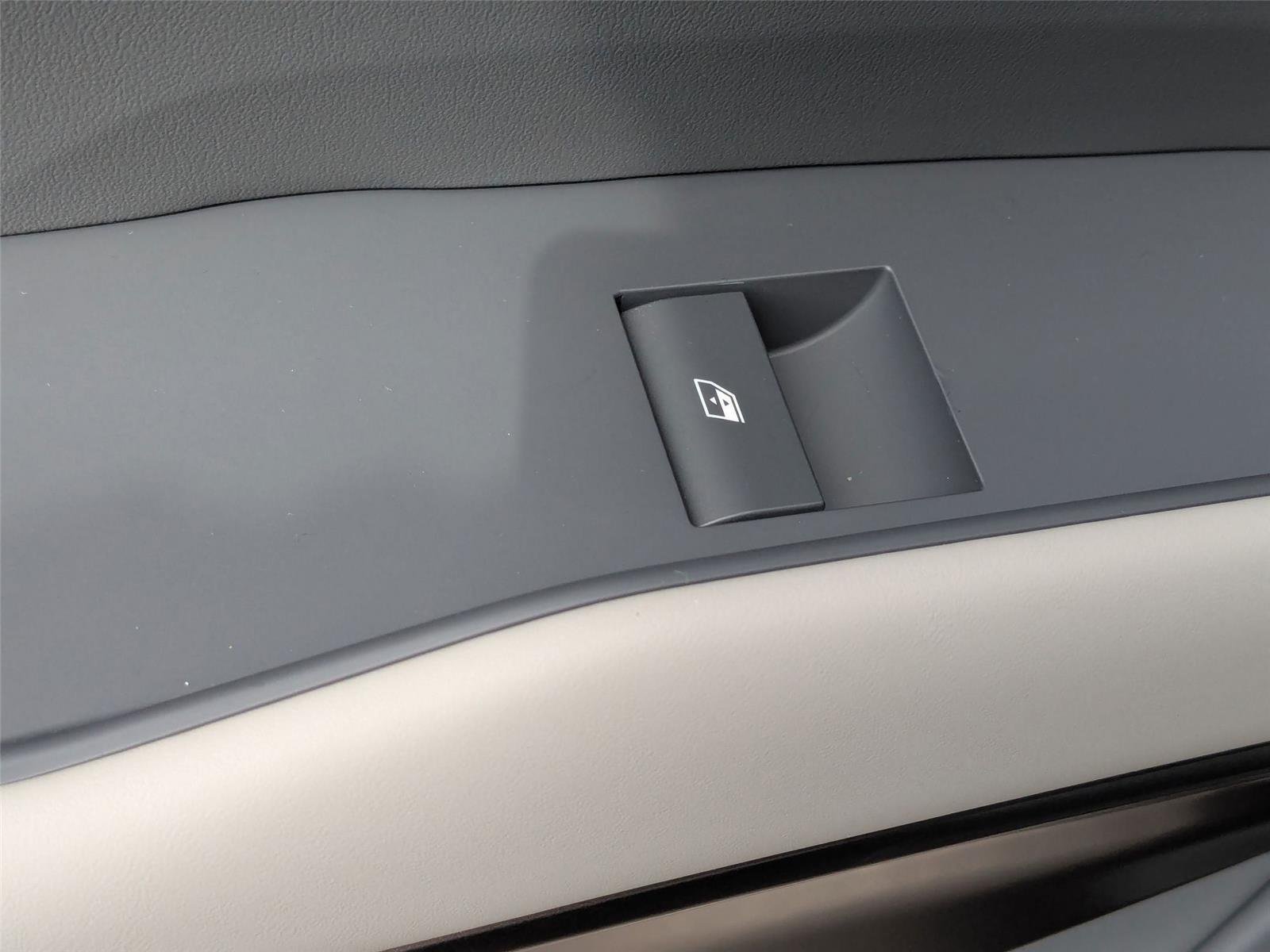 New 2026 EBONY BLACK KIA WIND image 34