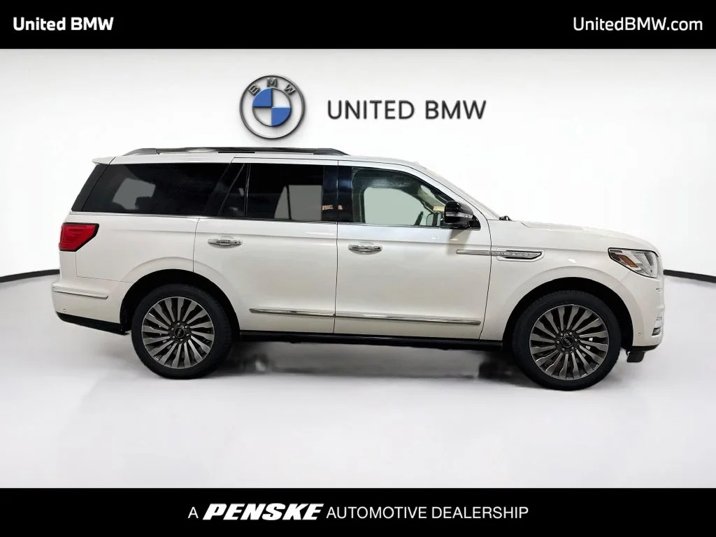 Used 2019 White Platinum Clearcoat Metallic Lincoln Reserve image 4