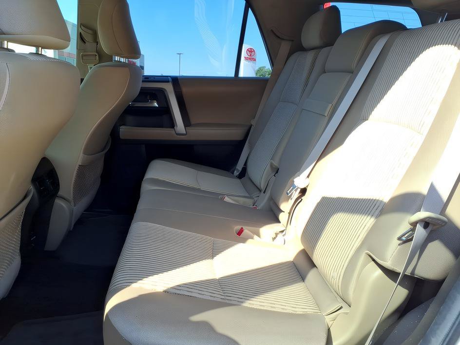 Used 2016 Super White Toyota SR5 image 12