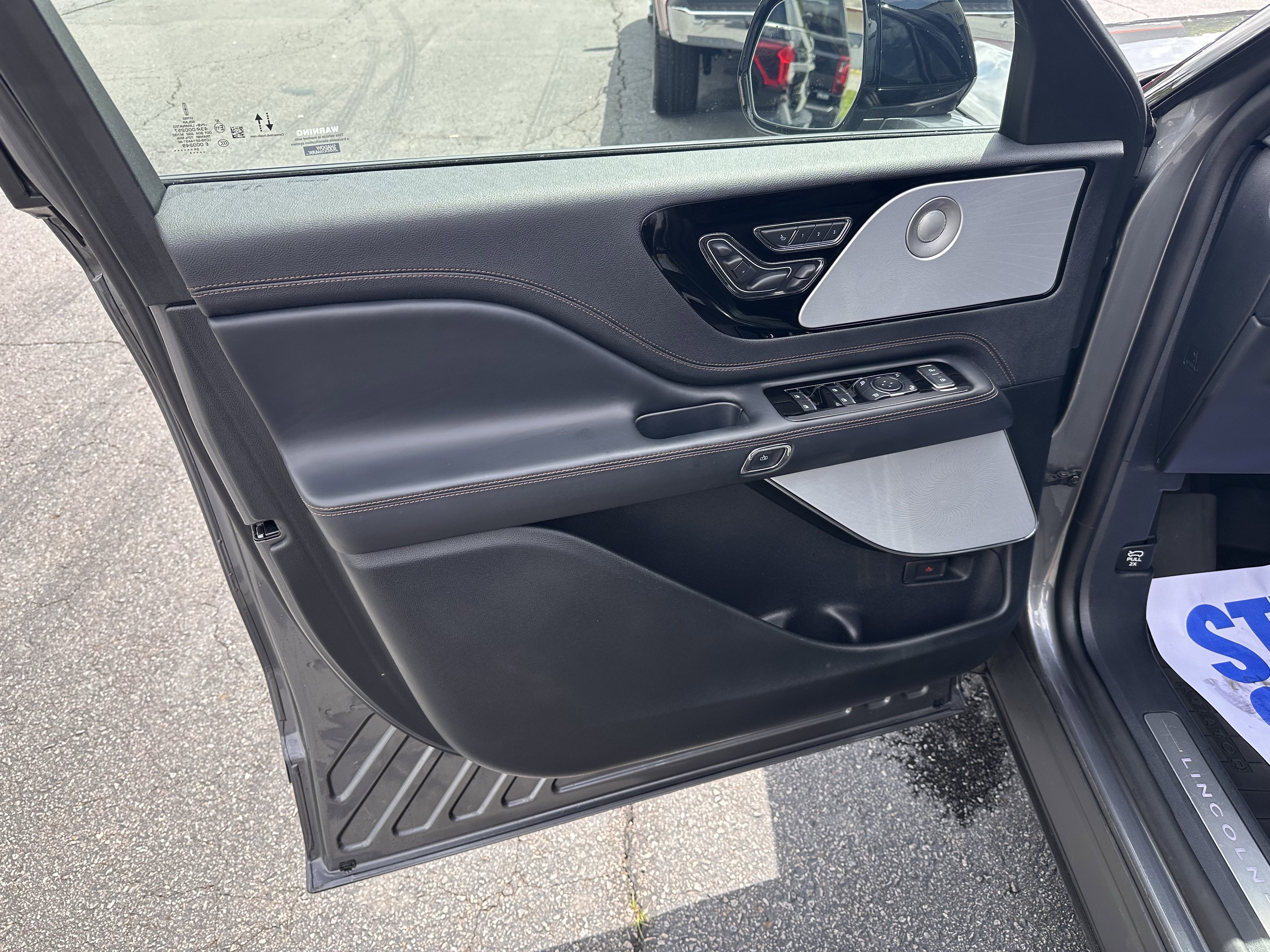 Used 2025 Metallic Lincoln Black Label image 9