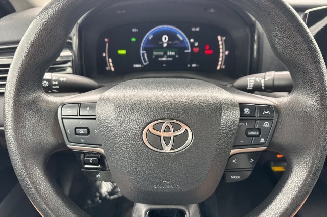 Used 2025 White Toyota LE image 25