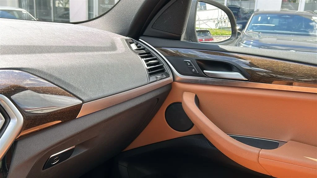Used 2023 Gray BMW xDrive30i image 16