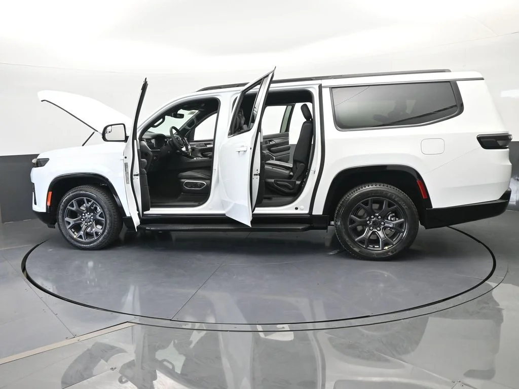 New 2026 Bright White Clear-Coat Exterior Paint Jeep Limited Altitude image 70