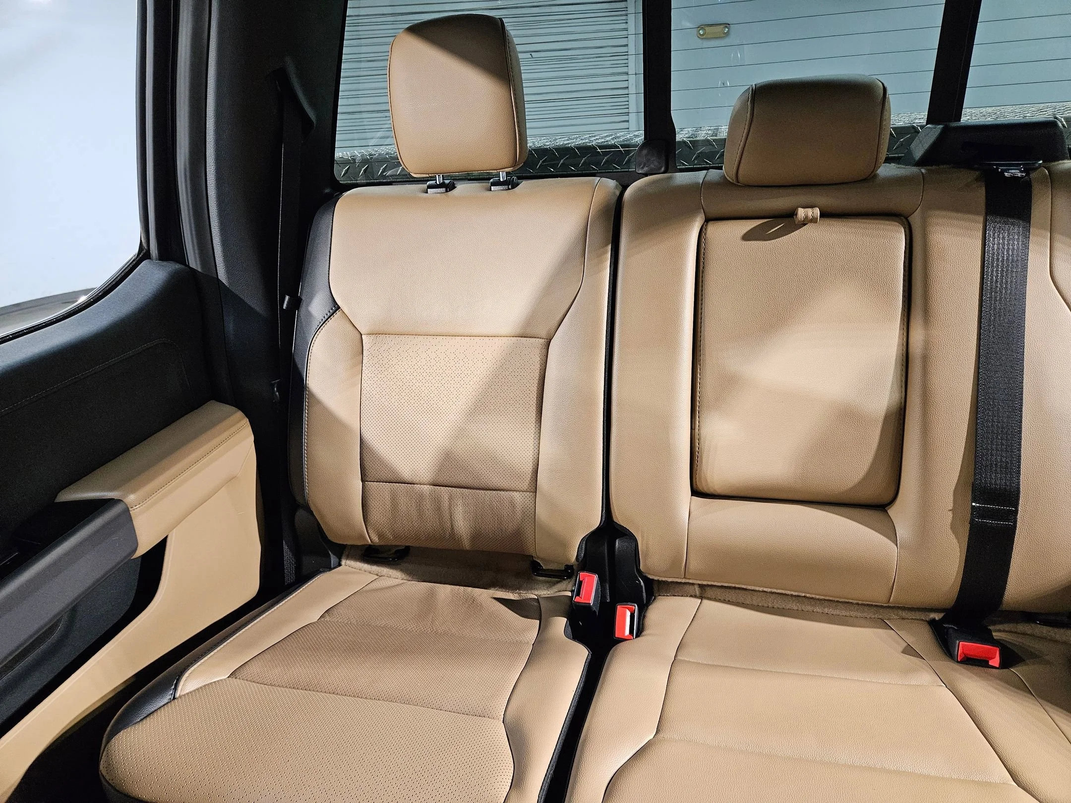 Used 2022 Smoked Quartz Metallic Tinted Clearcoat Ford LARIAT image 12
