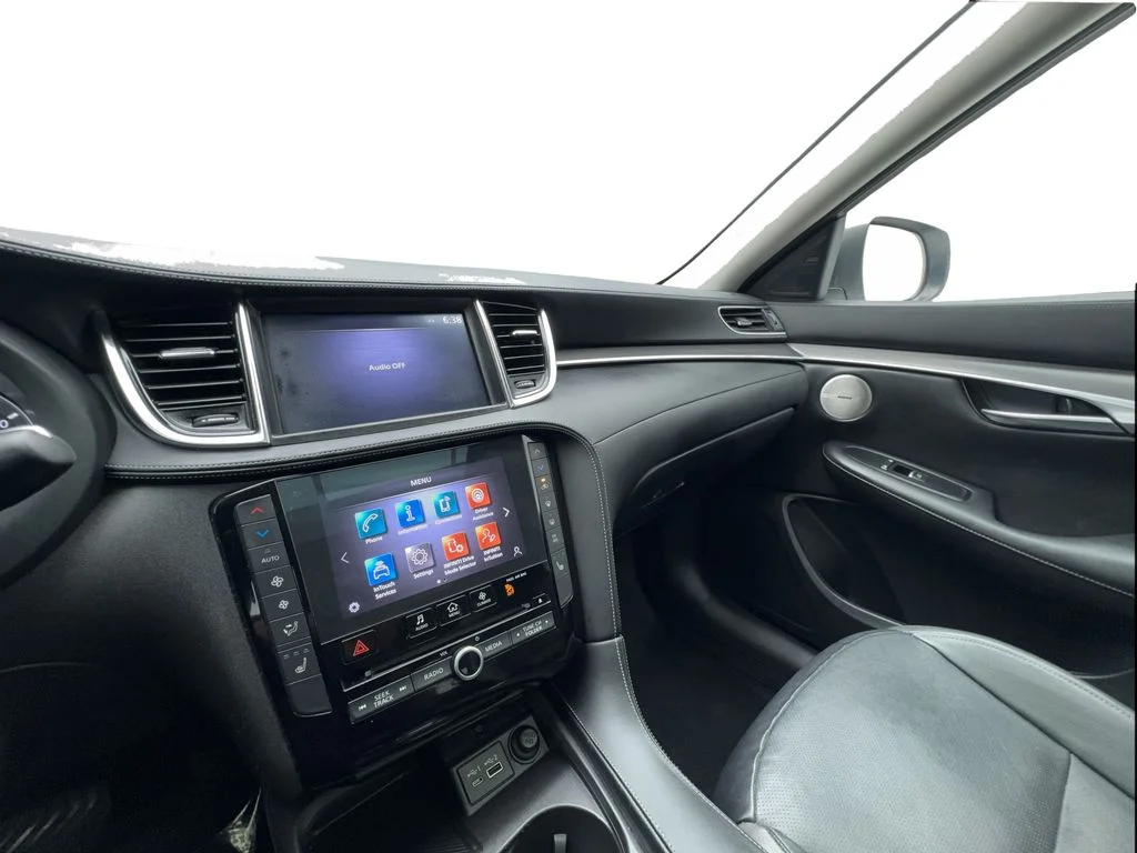 Used 2023 White INFINITI LUXE image 42