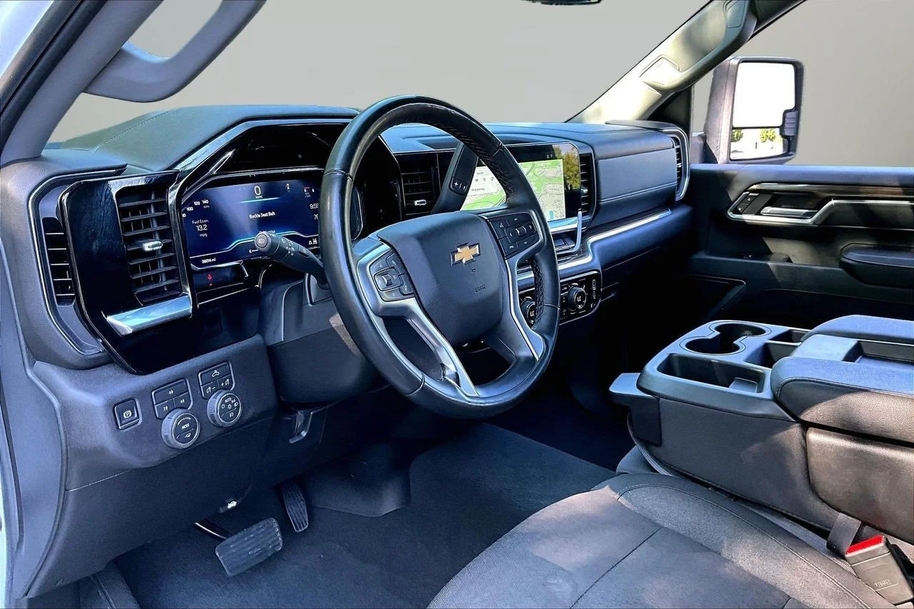 Used 2025 White Chevrolet LT image 18