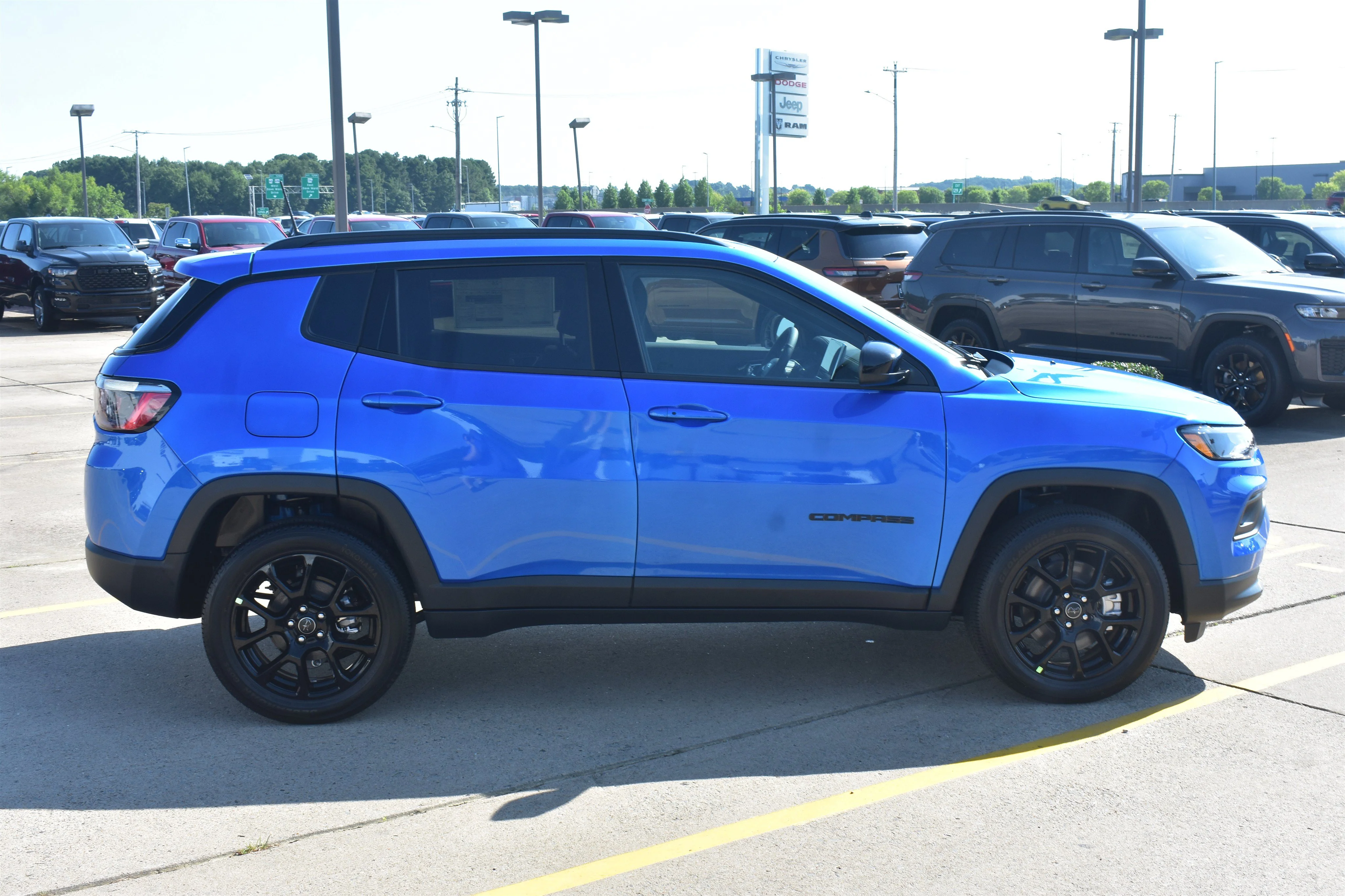 New 2026 Hydro Blue Pearlcoat Jeep Latitude Altitude image 4