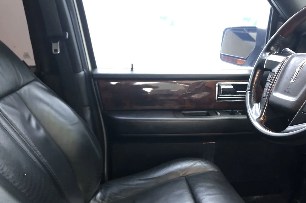 Used 2015 White Platinum Lincoln  image 16