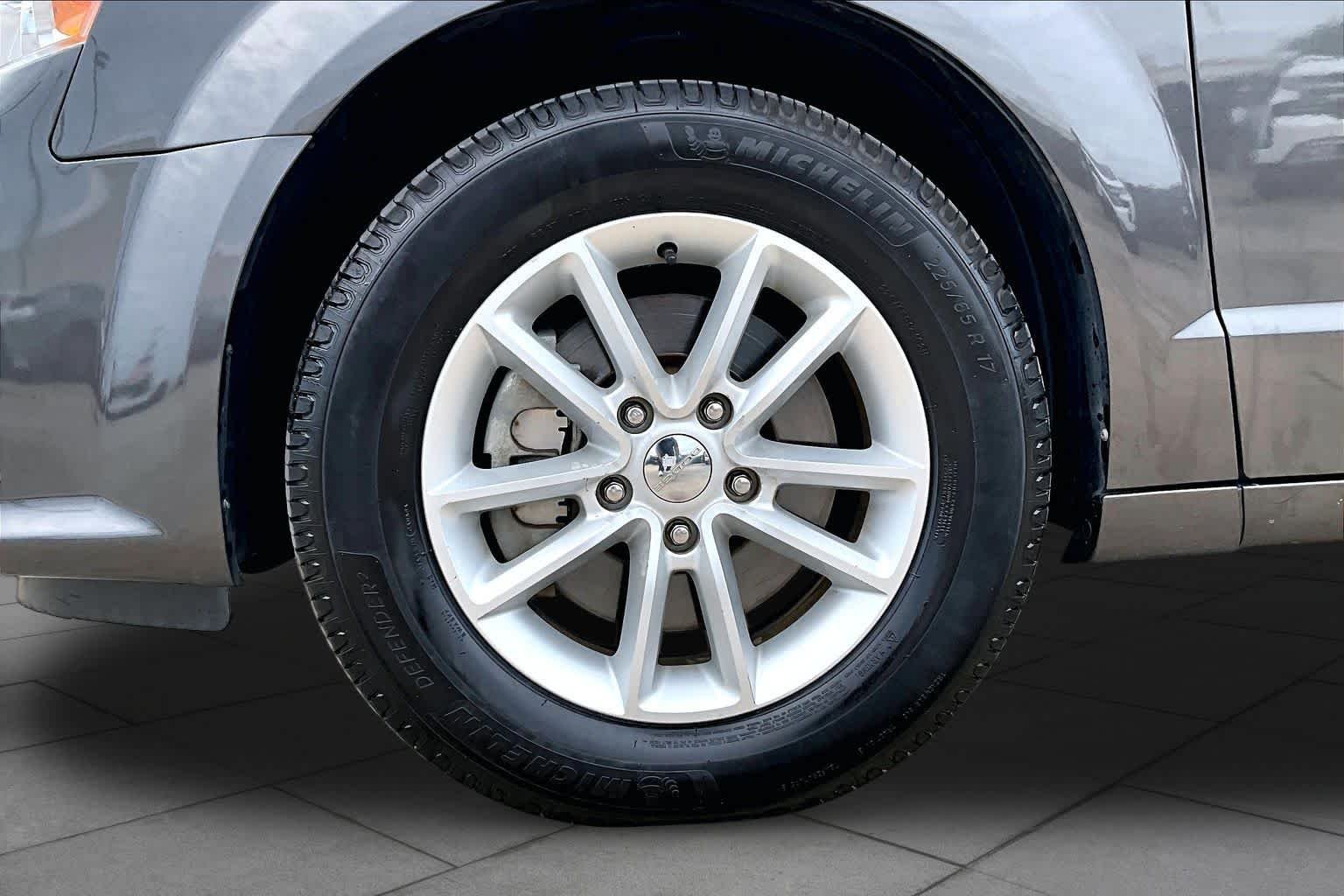 Used 2020 Granite Pearlcoat Dodge SXT image 11