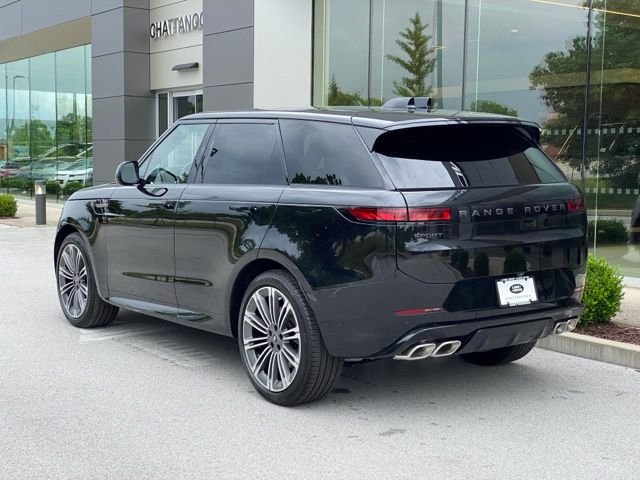 Used 2025 Black Land Rover Dynamic SE image 3