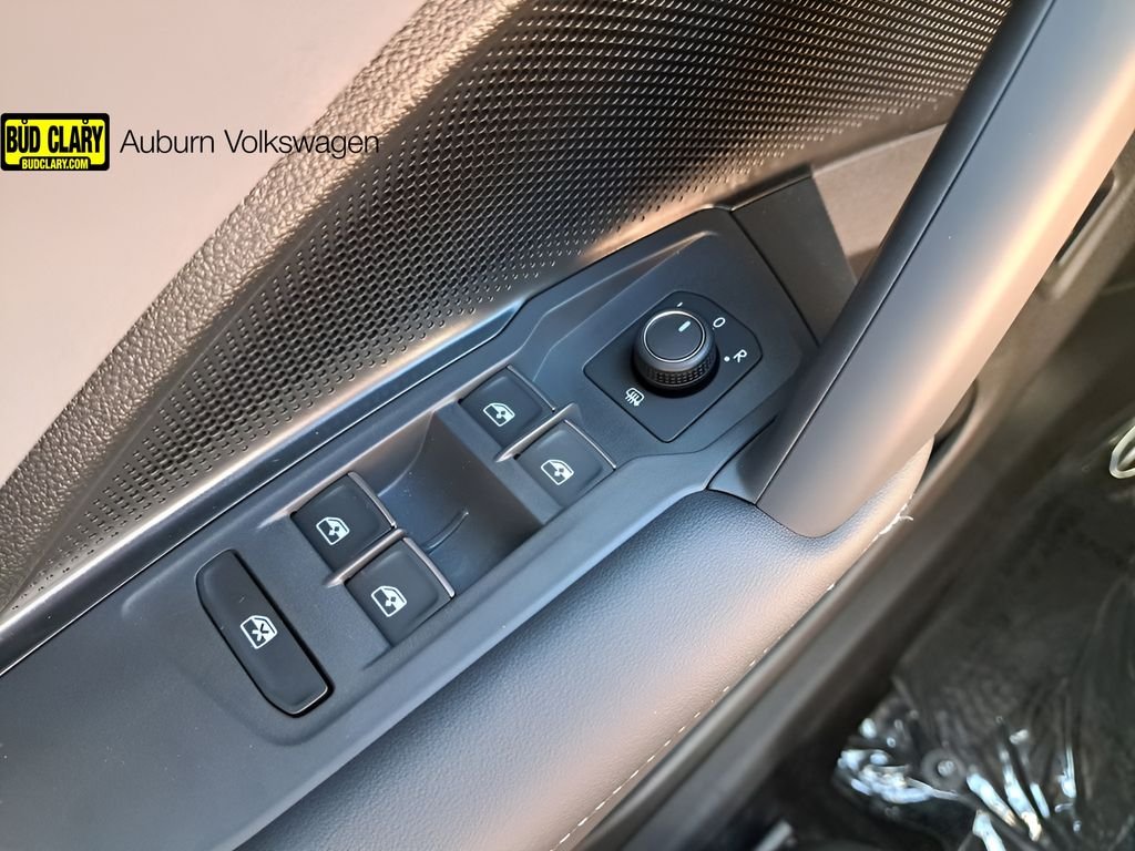 2025 Volkswagen Tiguan SE - Photo 34