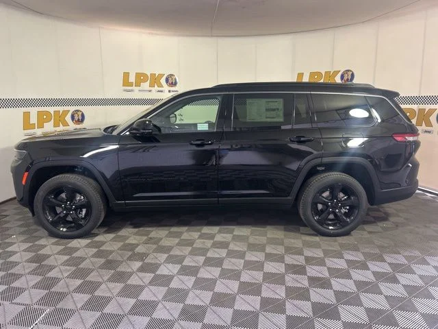 New 2026 Diamond Black Crystal Pearl-Coat Exterior Paint Jeep Limited image 8