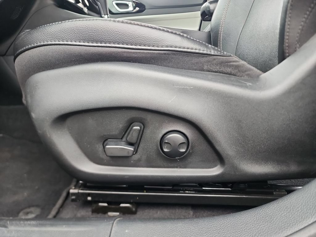 Used 2023  Jeep Limited image 12