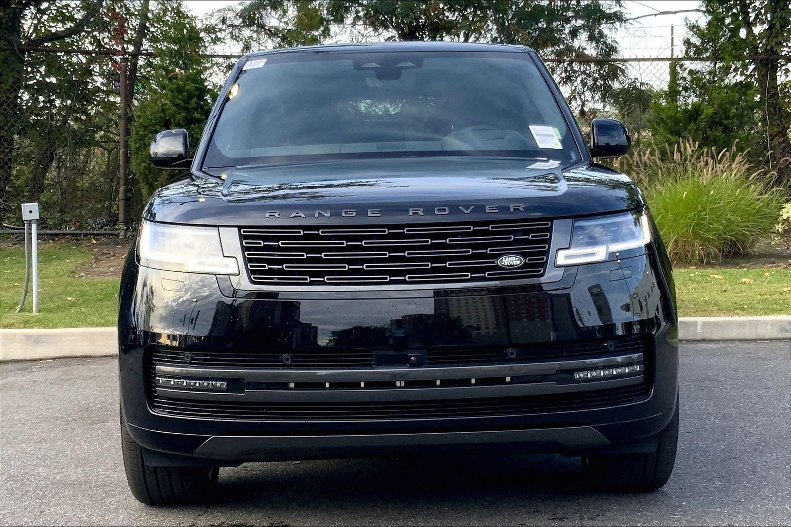 New 2027 Santorini Black Land Rover SE image 3