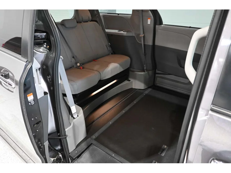 Used 2020 GRAY Toyota XLE Mobility Handicap Van image 18