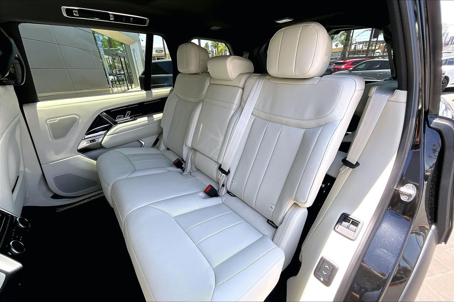 New 2026 Santorini Black LAND ROVER SE LWB 7-Seats / V8 image 10