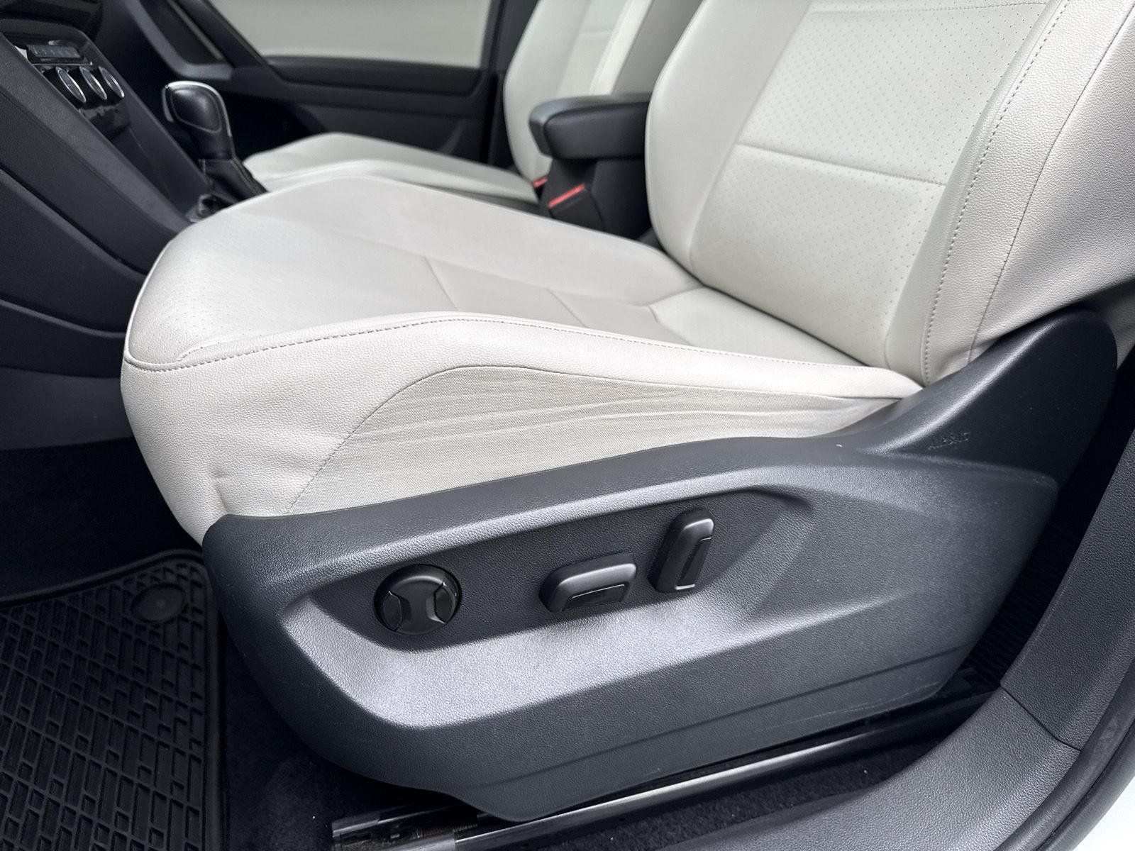 Used 2021 Pure White Volkswagen SE image 19