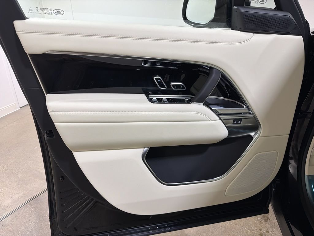 New 2026 Santorini Black Land Rover P530 SE LWB 7 SEAT image 9