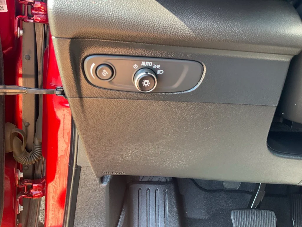 Used 2022 Red Buick Preferred image 9