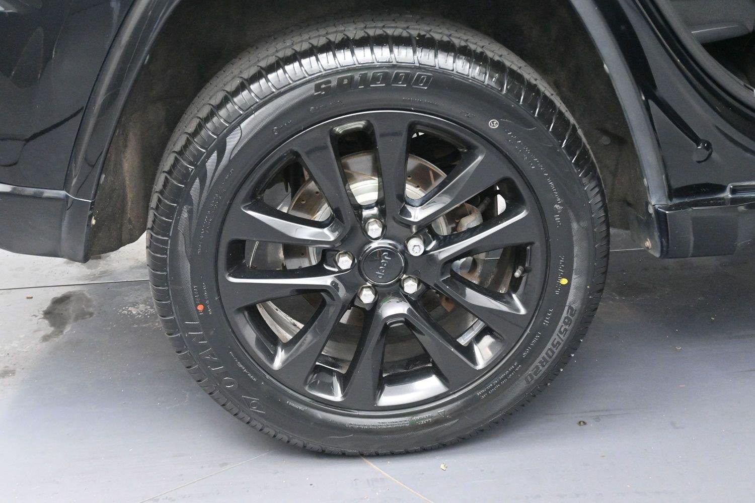 Used 2017 Diamond Black Crystal Pearlcoat Jeep Altitude image 33
