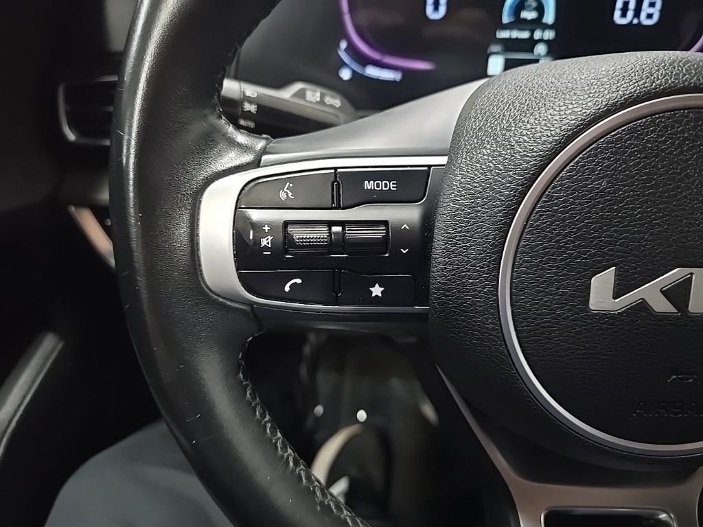 Used 2023 White Kia X-Line image 19