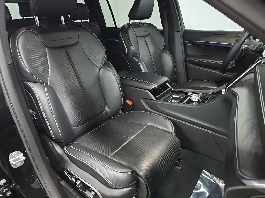 Used 2021 Diamond Black Jeep Overland image 15