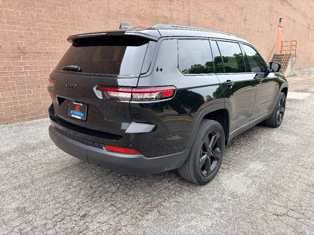 Used 2023 Diamond Black Crystal Pearlcoat Jeep Altitude image 5
