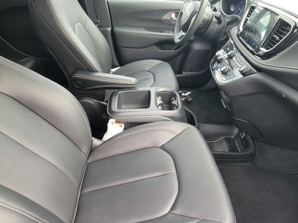 New 2025 Bright White Clear-Coat Exterior Paint Chrysler Select image 13