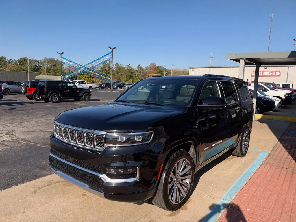 Used 2025 Black Jeep Base image 3