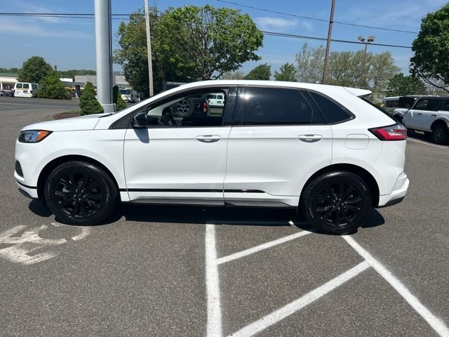 Used 2023 Oxford White Ford SE image 4