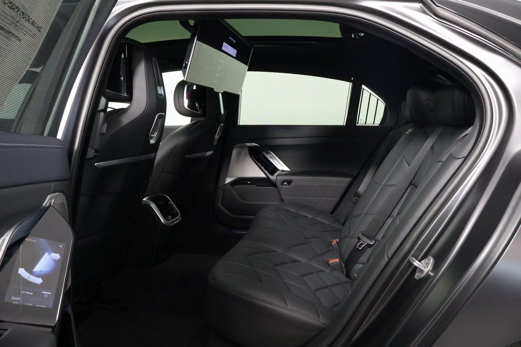 2026 BMW 7 Series 750e - Photo 6