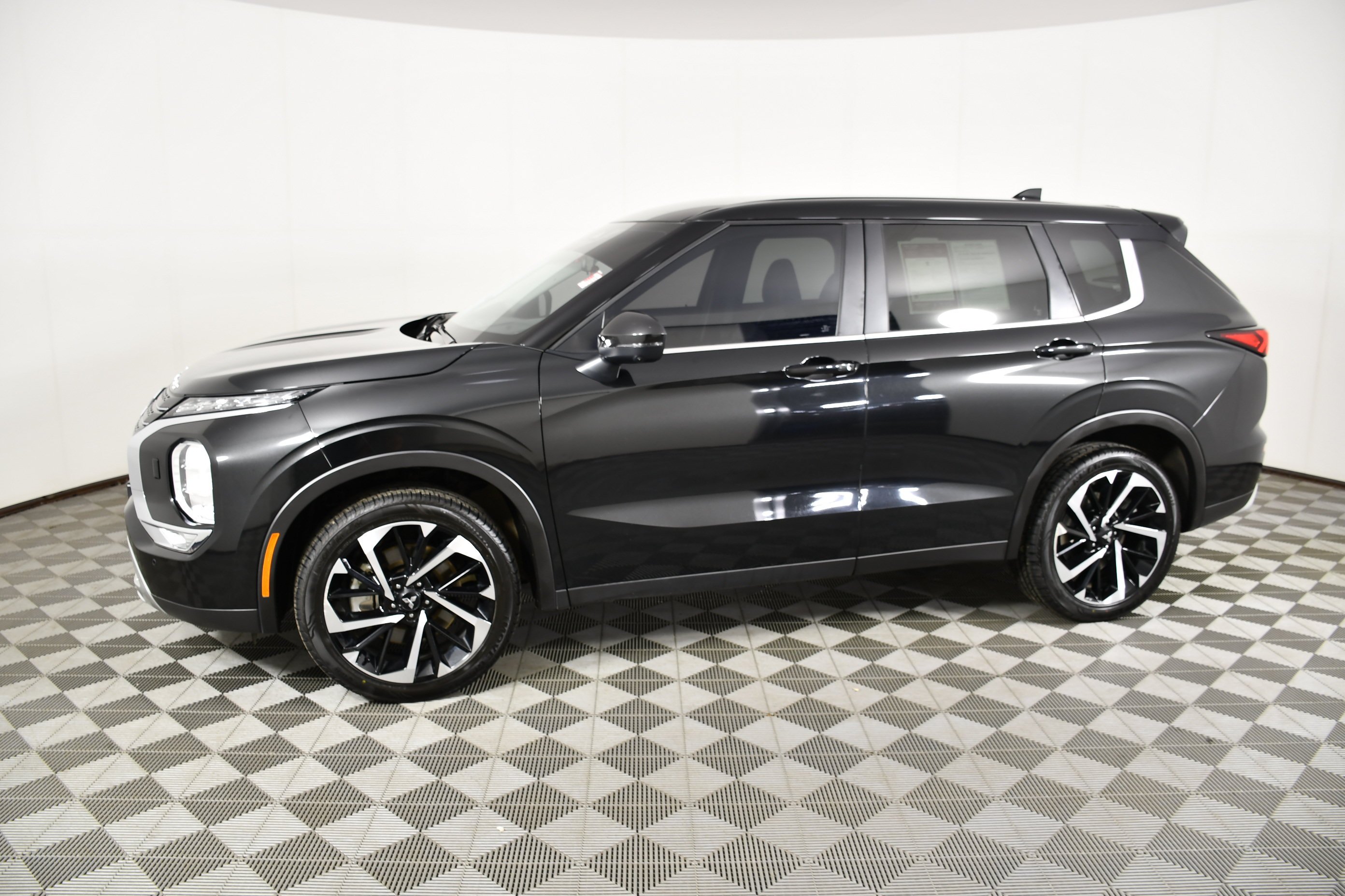 Certified Used 2024 Black Diamond Mitsubishi SE image 9