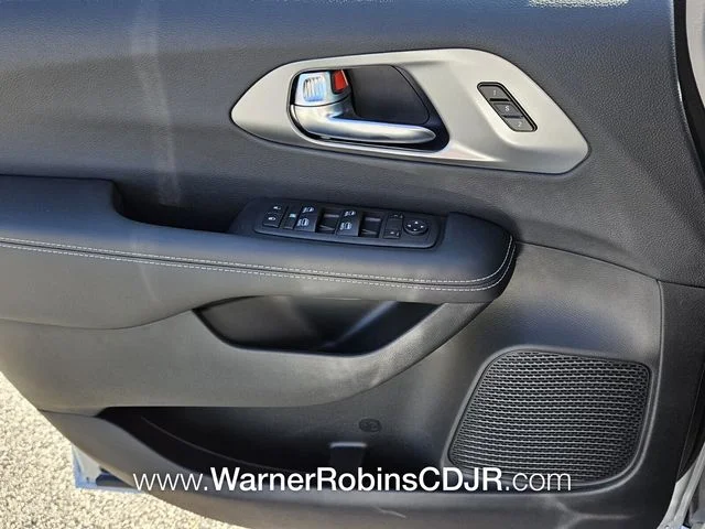 2026 Chrysler Pacifica Select - Photo 29