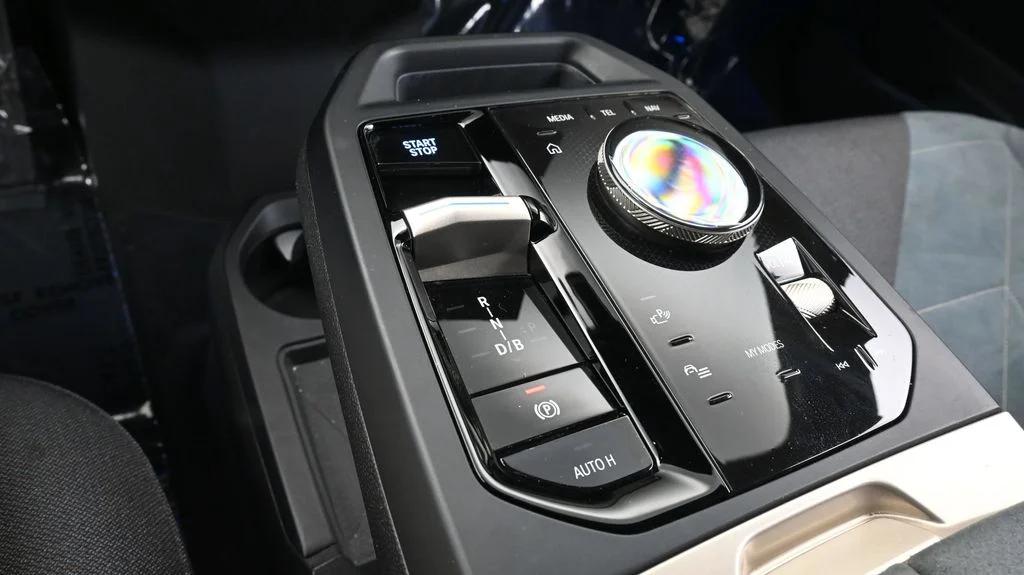 Used 2024 White BMW xDrive50 image 25