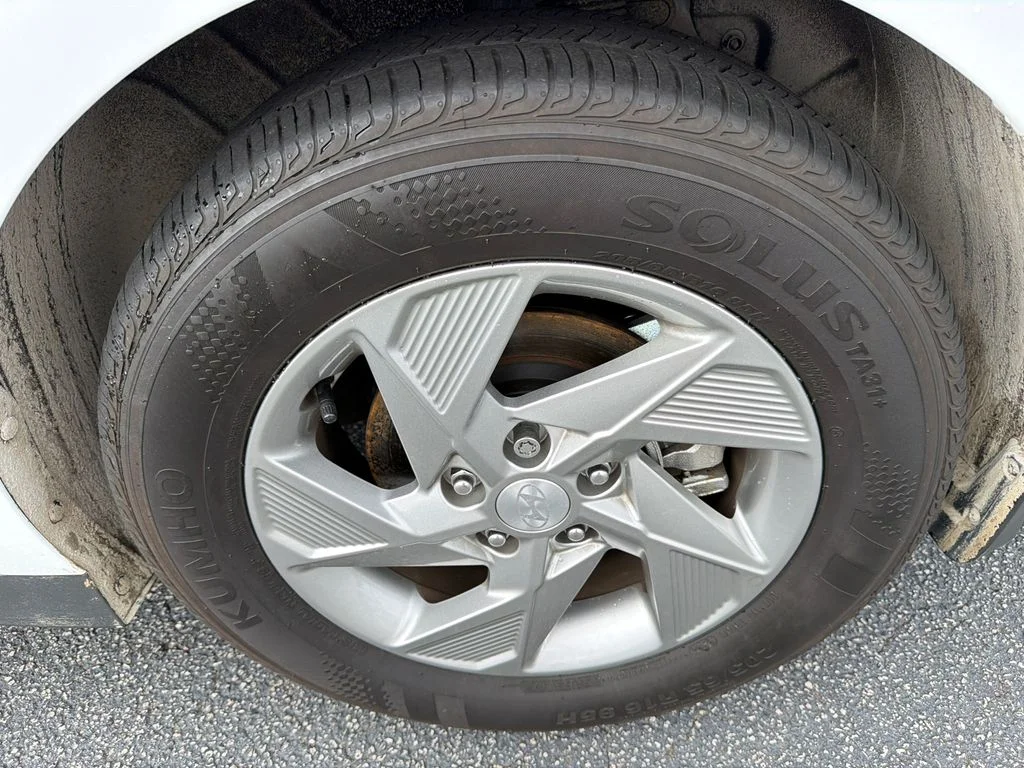 Used 2025 White Hyundai SE image 19